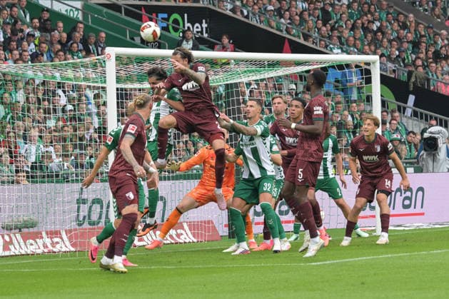Calvin Brackelmann (FC Augsburg 2) erzielt das 0:2, SV Werder Bremen - FC Augsburg, Fussball, Bundesliga, DFL, 19.9.2026 DFB regulations prohibit any use of photographs as image sequences and or quasi-video Bremen Bremen Deutschland