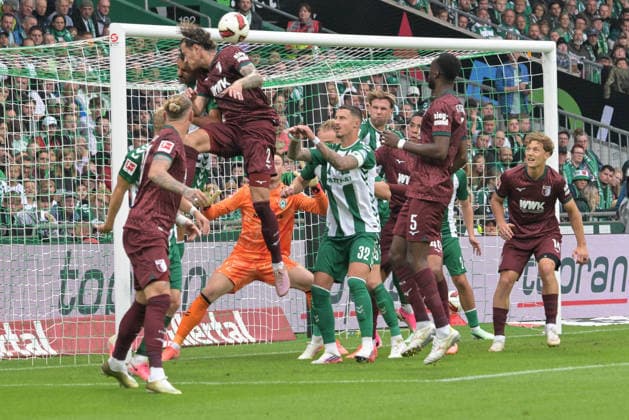 Calvin Brackelmann (FC Augsburg 2) erzielt das 0:2, SV Werder Bremen - FC Augsburg, Fussball, Bundesliga, DFL, 19.9.2026 DFB regulations prohibit any use of photographs as image sequences and or quasi-video Bremen Bremen Deutschland