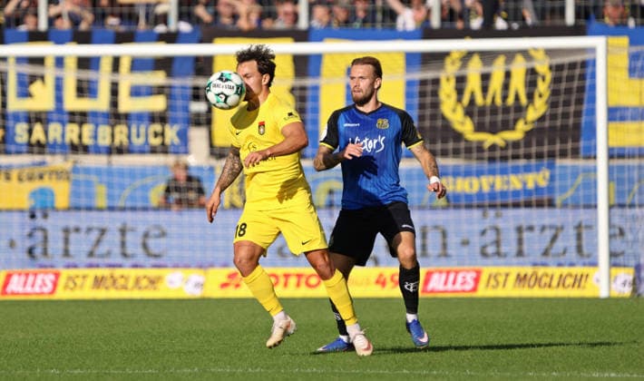 19.09.2026, Fussball, Herren, 3. Liga, Saison 2026 2027, 1. FC Saarbrücken - SG Sonnenhof Großaspach, Niklas Pollex (SG Sonnenhof Großaspach) Niko Bretschneider (1. FC Saarbruecken) Saarbrücken Ludwigsparkstadion Saarland Deutschland Copyright: xFabianxKleerx