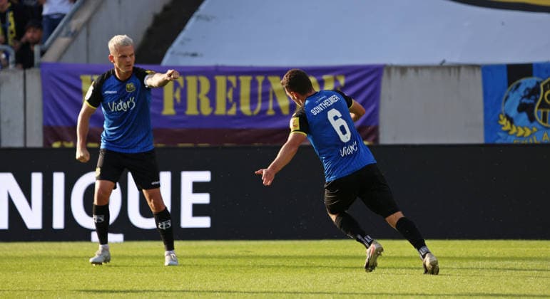 19.09.2026, Fussball, Herren, 3. Liga, Saison 2026 2027, 1. FC Saarbrücken - SG Sonnenhof Großaspach, Florian Pick (1. FC Saarbruecken) bejubelt mit Torschütze Patrick Sontheimer (1. FC Saarbruecken) das Tor zum 1:1 Saarbrücken Ludwigsparkstadion Saarland Deutschland Copyright: xFabianxKleerx