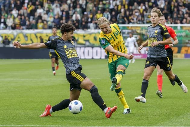 DEN HAAG , 19-09-2026 , WerkTalent Stadium , season 2026 2027 , Dutch Eredivisie football , match between ADO Den Haag and Cambuur , picture shows ADO Den Haag player Matej Sin and Cambuur player Isma˜l Baouf ADO - Cambuur  x207264498x Copyright: