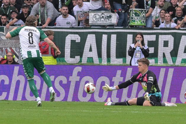 Glanzparade von Torwart Finn Dahmen (FC Augsburg 1) gegen Mitchel Weiser (SV Werder Bremen 8), SV Werder Bremen - FC Augsburg, Fussball, Bundesliga, DFL, 19.9.2026 DFB regulations prohibit any use of photographs as image sequences and or quasi-video Bremen Bremen Deutschland