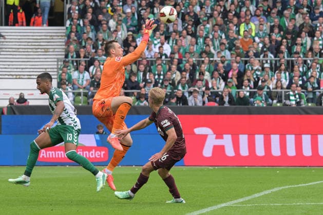 Torwart Karl Hein (SV Werder Bremen 1) klaert vor Hennes Behrens (FC Augsburg 16), SV Werder Bremen - FC Augsburg, Fussball, Bundesliga, DFL, 19.9.2026 DFB regulations prohibit any use of photographs as image sequences and or quasi-video Bremen Bremen Deutschland