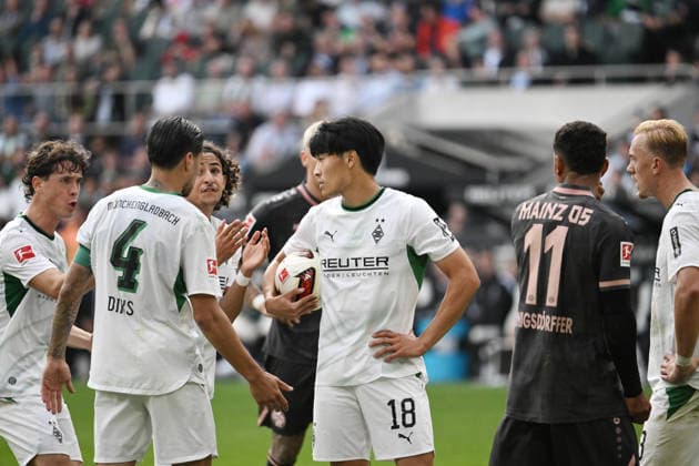 Streit unter den Gladbacher Spielern wer den zweiten Elfmeter ausführen soll, v.li., Lukas Ullrich (Borussia Moenchengladbach), Kevin Diks (Borussia Moenchengladbach), Wael Mohya (Borussia Moenchengladbach), Shuto Machino (Borussia Moenchengladbach) 19.09.2026, Fussball 1. Bundesliga, Saison 2026 2027, 4. Spieltag, Borussia Mönchengladbach - 1. FSV Mainz 05 DFL regulations prohibit any use of photographs as image sequences and or quasi-video Moenchengladbach Ista-Borussia-Park Nordrhein Westfalen Deutschland