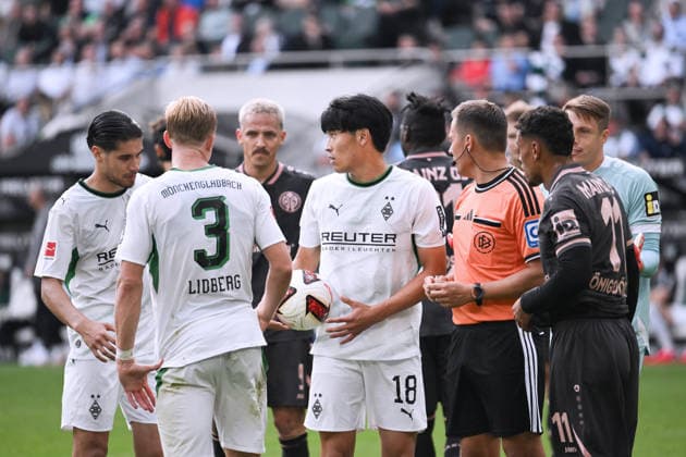 Streit unter den Gladbacher Spielern wer den zweiten Elfmeter ausführen soll, v.li., Kevin Diks (Borussia Moenchengladbach), Isac Lidberg (Borussia Mönchengladbach), Shuto Machino (Borussia Moenchengladbach) 19.09.2026, Fussball 1. Bundesliga, Saison 2026 2027, 4. Spieltag, Borussia Mönchengladbach - 1. FSV Mainz 05 DFL regulations prohibit any use of photographs as image sequences and or quasi-video Moenchengladbach Ista-Borussia-Park Nordrhein Westfalen Deutschland