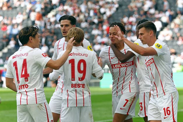 19.09.2026, xovx, Fußball Fußball Bundesliga, Eintracht Frankfurt - SC Freiburg Jubel nach dem Tor zum 2:2 durch Quito Suzuki (SC Freiburg, l.) (DFL DFB REGULATIONS PROHIBIT ANY USE OF PHOTOGRAPHS as IMAGE SEQUENCES and or QUASI-VIDEO) emspor Frankfurt