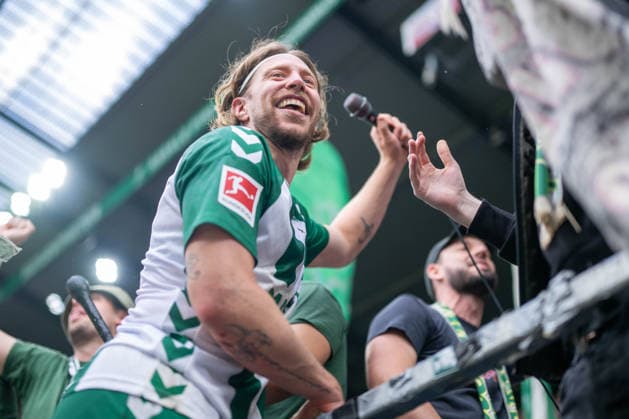 1. Bundesliga: SV Werder Bremen - FC Augsburg am 19.09.2026 im Weserstadion in Bremen Jubel, Torjubel, Torschuetze, Torschütze Mitchell Weiser (Bremen) jubelt nach dem Sieg.