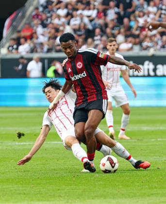 19.09.2026, xovx, Fußball Fußball Bundesliga, Eintracht Frankfurt - SC Freiburg v.l. Quito Suzuki (SC Freiburg), Raphael Onyedika (Eintracht Frankfurt) (DFL DFB REGULATIONS PROHIBIT ANY USE OF PHOTOGRAPHS as IMAGE SEQUENCES and or QUASI-VIDEO) emspor Frankfurt