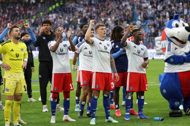 2026.09.19 xfsx Fussball 1. Bundesliga Hamburger Sportverein - 1.FC Koeln v.l. Die Mannschaft vom Hamburger SV feiert mit den Fans den 2:1 Sieg gegen den 1. FC Koeln (DFL DFB regulations prohibit any use of photographs as image sequences and or quasi-video. Copyright: HMBxMedia FernandoxSoares