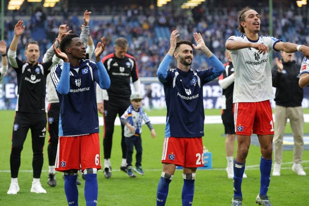 2026.09.19 xfsx Fussball 1. Bundesliga Hamburger Sportverein - 1.FC Koeln v.l. Die Mannschaft vom Hamburger SV feiert mit den Fans den 2:1 Sieg gegen den 1. FC Koeln, Albert Sambi Lokonga (Hamburger SV, 6), Fabio Daniel Ferreira Vieira (Hamburger SV, 20), Yussuf Poulsen (Hamburger SV, 15) (DFL DFB regulations prohibit any use of photographs as image sequences and or quasi-video. Copyright: HMBxMedia FernandoxSoares