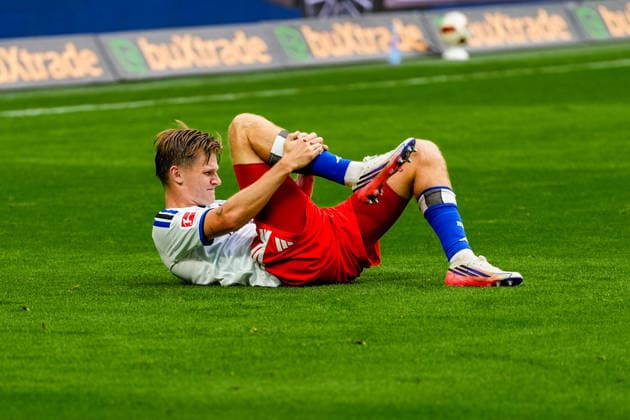 Deutschland: Fußball Bundesliga 2026 27, 4. Spieltag Hamburger SV (HSV) vs 1. FC Koeln Volkspark Stadion (Hamburg): David Moeller Wolfe (Hamburger SV, 3) verletzt Copyright: xStefanxTrochax