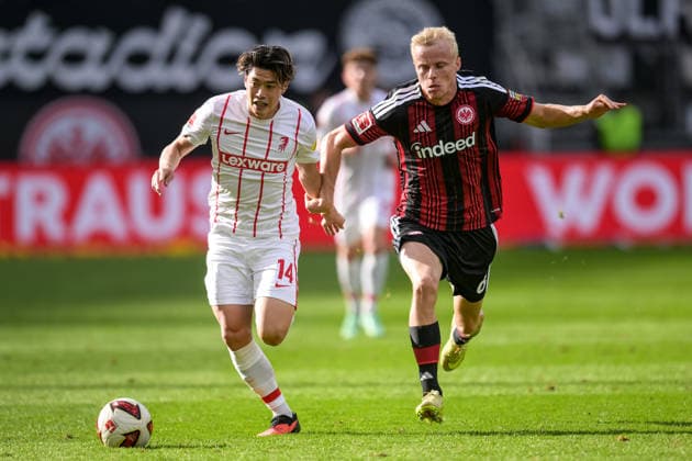 Fußball, 1. Bundesliga, 20260919, SG Eintracht Frankfurt - SC Freiburg. Im Bild, v.l. Yuito SUZUKI (Freiburg, 14) und Oscar HOJLUND (Frankfurt, 6) Zweikampf Ball. Frankfurt Deutsche Bank Park Hessen Deutschland Copyright: Passion2Press MarkusxFischerx