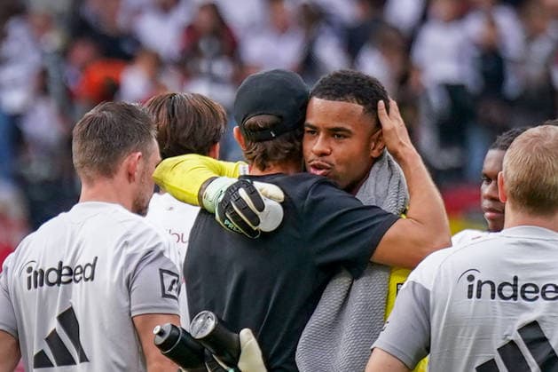Deutschland: Fussball Bundesliga 2026 - 2027, 4. Spieltag - Eintracht Frankfurt vs SC Freiburg - Deutsche-Bank-Park (Frankfurt): Noah Atubolu (Eintracht Frankfurt, 1) und Julian Schuster (Trainer, SC Freiburg) nach Spielende, nehmen sich in die Arme. Copyright: xJOERANxSTEINSIEKx