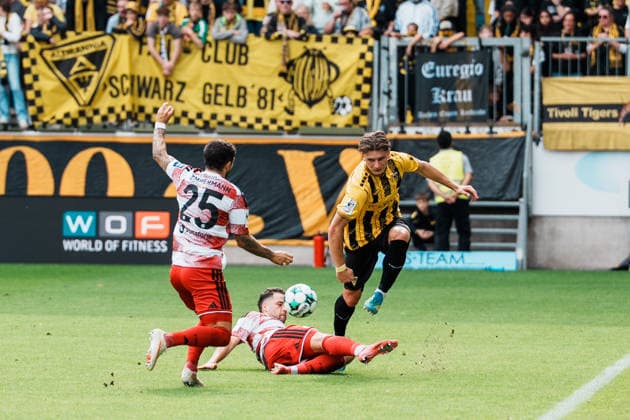Deutschland: Fussball 3. Liga 2026 - 2027, 7. Spieltag - Alemannia Aachen vs Fortuna Düsseldorf - Tivoli (Aachen): Grätsche gegen Matti Wagner (Alemannia Aachen, 3) vor Matthias Zimmermann (Fortuna Düsseldorf, 25), Zweikampf, Kampf um Ball, Duell, Angriff, Tackle Copyright: xThiemoxRudolphx