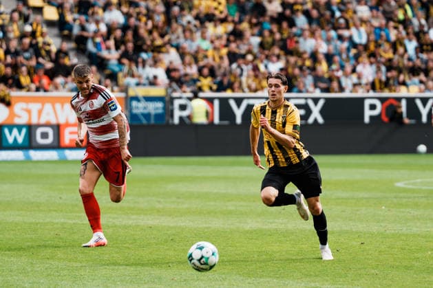 Deutschland: Fussball 3. Liga 2026 - 2027, 7. Spieltag - Alemannia Aachen vs Fortuna Düsseldorf - Tivoli (Aachen): Laufduell Georg Ermolaev (Alemannia Aachen, 20) gegen Erik Wekesser (Fortuna Düsseldorf, 7), Sprint, Kampf Copyright: xThiemoxRudolphx