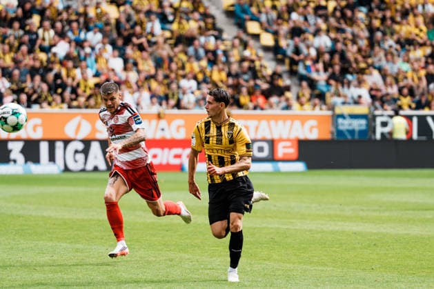 Deutschland: Fussball 3. Liga 2026 - 2027, 7. Spieltag - Alemannia Aachen vs Fortuna Düsseldorf - Tivoli (Aachen): Laufduell Georg Ermolaev (Alemannia Aachen, 20) gegen Erik Wekesser (Fortuna Düsseldorf, 7), Sprint, Kampf Copyright: xThiemoxRudolphx