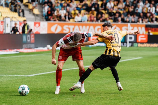 Deutschland: Fussball 3. Liga 2026 - 2027, 7. Spieltag - Alemannia Aachen vs Fortuna Düsseldorf - Tivoli (Aachen): Dribbling, Ballbesitz, am Ball, Spielaufbau, Übersicht Georg Ermolaev (Alemannia Aachen, 20) gegen Erik Wekesser (Fortuna Düsseldorf, 7) Copyright: xThiemoxRudolphx