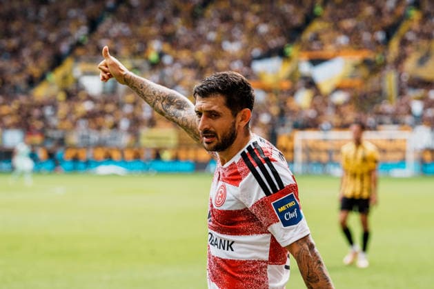 Deutschland: Fussball 3. Liga 2026 - 2027, 7. Spieltag - Alemannia Aachen vs Fortuna Düsseldorf - Tivoli (Aachen): Matthias Zimmermann (Fortuna Düsseldorf, 25) Daumen hoch, Motivation Copyright: xThiemoxRudolphx