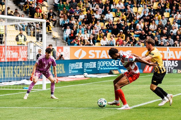Deutschland: Fussball 3. Liga 2026 - 2027, 7. Spieltag - Alemannia Aachen vs Fortuna Düsseldorf - Tivoli (Aachen): Elias Egouli (Fortuna Düsseldorf, 44) am Ball im eigenen Strafraum vor Mika Schroers (Alemannia Aachen, 27), Louis Lord (Fortuna Düsseldorf, 22) im Tor, Zweikampf, Kampf um Ball, Duell, Angriff, Tackle Copyright: xThiemoxRudolphx