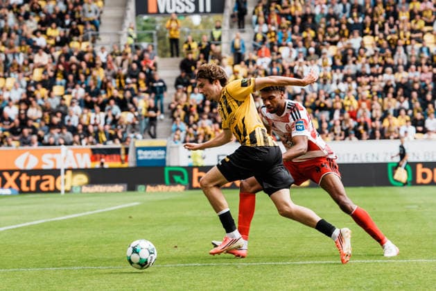 Deutschland: Fussball 3. Liga 2026 - 2027, 7. Spieltag - Alemannia Aachen vs Fortuna Düsseldorf - Tivoli (Aachen): Dribbling, Ballbesitz, am Ball, Spielaufbau, Übersicht, Sprint Louis Köster Louis Koster (Alemannia Aachen, 8) gegen Elias Egouli (Fortuna Düsseldorf, 44) am Strafraum Copyright: xThiemoxRudolphx