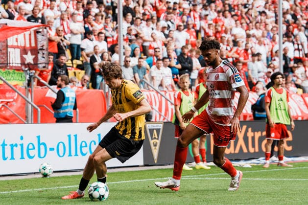 Deutschland: Fussball 3. Liga 2026 - 2027, 7. Spieltag - Alemannia Aachen vs Fortuna Düsseldorf - Tivoli (Aachen): Dribbling, Ballbesitz, am Ball, Spielaufbau, Übersicht, Sprint Louis Köster Louis Koster (Alemannia Aachen, 8) gegen Elias Egouli (Fortuna Düsseldorf, 44) am Strafraum Copyright: xThiemoxRudolphx