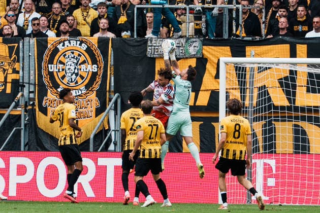 Deutschland: Fussball 3. Liga 2026 - 2027, 7. Spieltag - Alemannia Aachen vs Fortuna Düsseldorf - Tivoli (Aachen): Manuel Riemann (Alemannia Aachen, 1) fängt Ball ab vor Fabian Schleusener (Fortuna Düsseldorf, 24), Parade, zu null Copyright: xThiemoxRudolphx