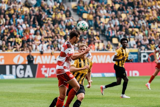 Deutschland: Fussball 3. Liga 2026 - 2027, 7. Spieltag - Alemannia Aachen vs Fortuna Düsseldorf - Tivoli (Aachen): Matthias Zimmermann (Fortuna Düsseldorf, 25) Kopfball gegen Mika Schroers (Alemannia Aachen, 27), Verteidigung Copyright: xThiemoxRudolphx