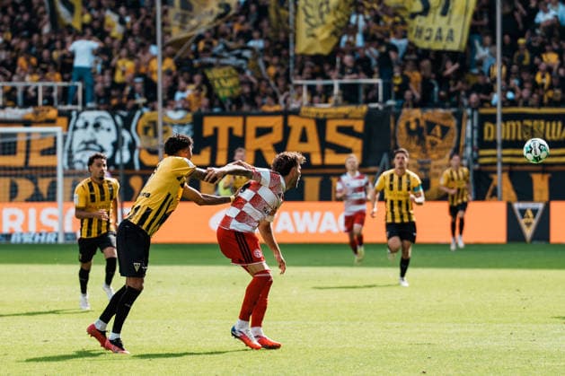 Deutschland: Fussball 3. Liga 2026 - 2027, 7. Spieltag - Alemannia Aachen vs Fortuna Düsseldorf - Tivoli (Aachen): Joel da Silva Kiala (Alemannia Aachen, 37) Zweikampf, Kampf um Ball, Duell, Angriff, Tackle gegen Philipp Förster Philipp Forster (Fortuna Düsseldorf, 10) Copyright: xThiemoxRudolphx