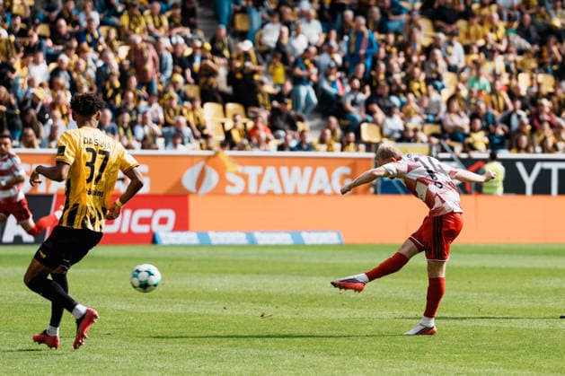 Deutschland: Fussball 3. Liga 2026 - 2027, 7. Spieltag - Alemannia Aachen vs Fortuna Düsseldorf - Tivoli (Aachen): Schuss von Jomaine Consbruch (Fortuna Düsseldorf, 14) aufs Tor, Abschluss, Chance, Joel da Silva Kiala (Alemannia Aachen, 37) Copyright: xThiemoxRudolphx