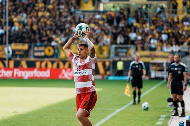 Deutschland: Fussball 3. Liga 2026 - 2027, 7. Spieltag - Alemannia Aachen vs Fortuna Düsseldorf - Tivoli (Aachen): Einwurf Erik Wekesser (Fortuna Düsseldorf, 7), Spielaufbau Copyright: xThiemoxRudolphx