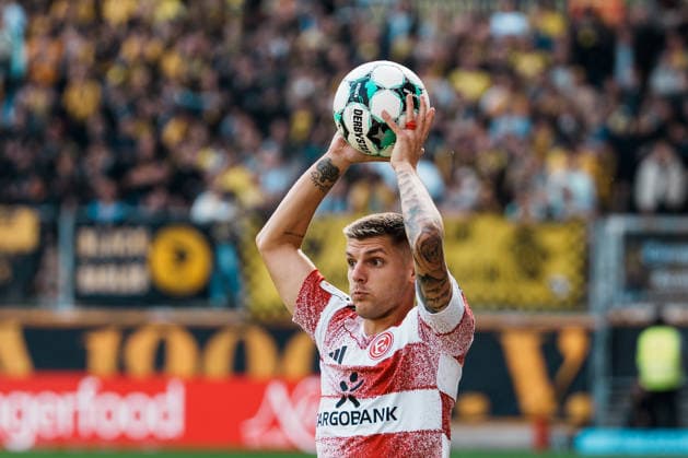 Deutschland: Fussball 3. Liga 2026 - 2027, 7. Spieltag - Alemannia Aachen vs Fortuna Düsseldorf - Tivoli (Aachen): Einwurf Erik Wekesser (Fortuna Düsseldorf, 7), Spielaufbau, Fokus, Porträt, Ball Copyright: xThiemoxRudolphx
