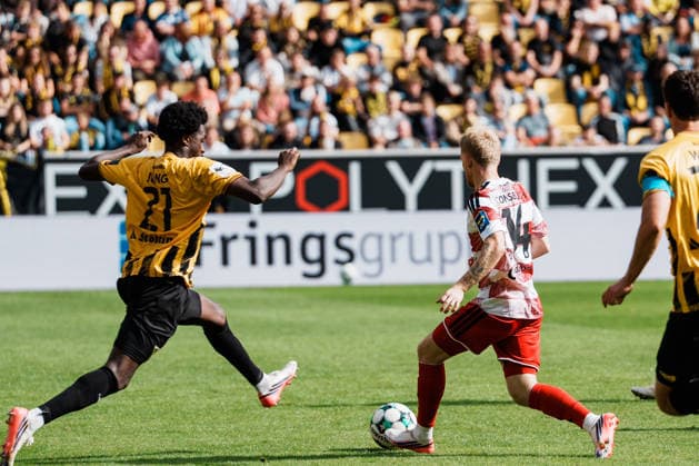 Deutschland: Fussball 3. Liga 2026 - 2027, 7. Spieltag - Alemannia Aachen vs Fortuna Düsseldorf - Tivoli (Aachen): Jomaine Consbruch (Fortuna Düsseldorf, 14) Dribbling, Ballbesitz, am Ball, Spielaufbau, Übersicht gegen Gideon Jung (Alemannia Aachen, 21) Copyright: xThiemoxRudolphx