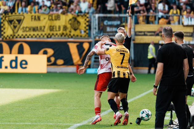 Deutschland: Fussball 3. Liga 2026 - 2027, 7. Spieltag - Alemannia Aachen vs Fortuna Düsseldorf - Tivoli (Aachen): Lukas Scepanik (Alemannia Aachen, 7) Zweikampf, Kampf um Ball, Duell, Angriff, Tackle gegen Erik Wekesser (Fortuna Düsseldorf, 7) an Seitenlinie Copyright: xThiemoxRudolphx