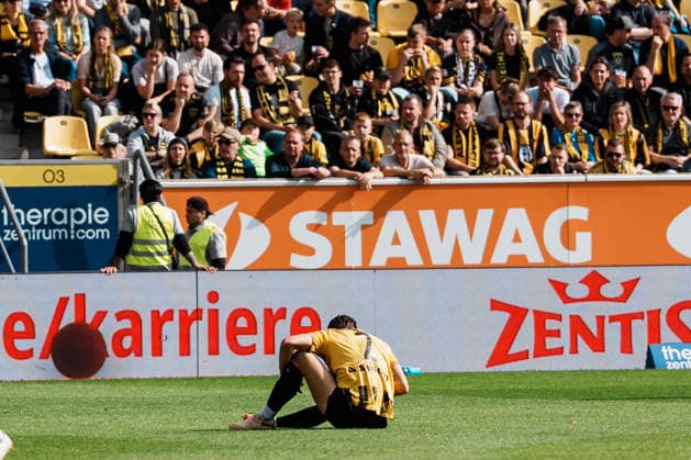 Deutschland: Fussball 3. Liga 2026 - 2027, 7. Spieltag - Alemannia Aachen vs Fortuna Düsseldorf - Tivoli (Aachen): Petros Bagkalianis (Alemannia Aachen, 2) am Boden, Schmerzen, Auswechslung, Leistenprobleme, Verletzung Copyright: xThiemoxRudolphx