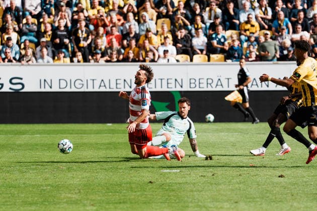 Deutschland: Fussball 3. Liga 2026 - 2027, 7. Spieltag - Alemannia Aachen vs Fortuna Düsseldorf - Tivoli (Aachen): Kein Elfmeter, Fabian Schleusener (Fortuna Düsseldorf, 24) alleine vor Manuel Riemann (Alemannia Aachen, 1), Proteste, Beschwerde Copyright: xThiemoxRudolphx