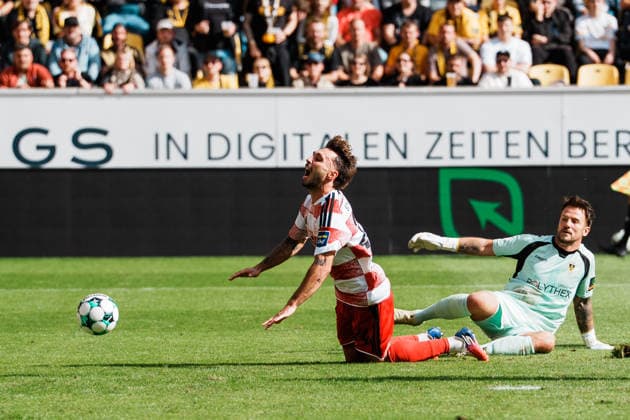 Deutschland: Fussball 3. Liga 2026 - 2027, 7. Spieltag - Alemannia Aachen vs Fortuna Düsseldorf - Tivoli (Aachen): Fabian Schleusener (Fortuna Düsseldorf, 24) fällt im Strafraum, alleine durch gegen Manuel Riemann (Alemannia Aachen, 1) kein Elfmeter, Duell, Zweikampf Copyright: xThiemoxRudolphx
