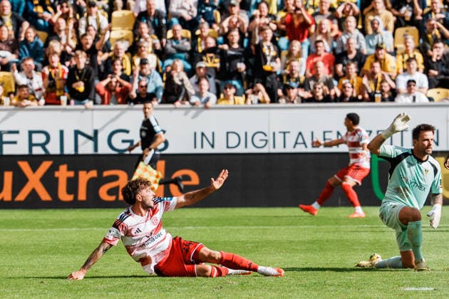Deutschland: Fussball 3. Liga 2026 - 2027, 7. Spieltag - Alemannia Aachen vs Fortuna Düsseldorf - Tivoli (Aachen): Fabian Schleusener (Fortuna Düsseldorf, 24) Reklamiert im Strafraum, alleine durch gegen Manuel Riemann (Alemannia Aachen, 1) kein Elfmeter, Duell, Zweikampf, hebt Arm Copyright: xThiemoxRudolphx