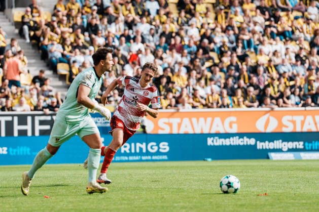 Deutschland: Fussball 3. Liga 2026 - 2027, 7. Spieltag - Alemannia Aachen vs Fortuna Düsseldorf - Tivoli (Aachen): Pressing, Lukas Eixler (Fortuna Düsseldorf, 11) läuft Manuel Riemann (Alemannia Aachen, 1) an Copyright: xThiemoxRudolphx