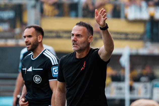Deutschland: Fussball 3. Liga 2026 - 2027, 7. Spieltag - Alemannia Aachen vs Fortuna Düsseldorf - Tivoli (Aachen): Alexander Ende (Trainer Fortuna Düsseldorf) gibt Anweisungen, Emotionen, Wut, Schreien, Gestik, Mimik, Porträt Copyright: xThiemoxRudolphx