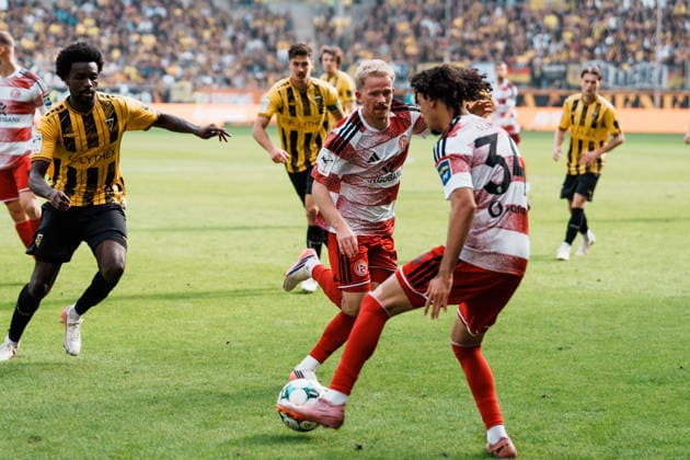 Deutschland: Fussball 3. Liga 2026 - 2027, 7. Spieltag - Alemannia Aachen vs Fortuna Düsseldorf - Tivoli (Aachen): Dribbling, Ballbesitz, am Ball, Spielaufbau, Übersicht Anas Slimani (Fortuna Düsseldorf, 34) vor Gideon Jung (Alemannia Aachen, 21) Copyright: xThiemoxRudolphx
