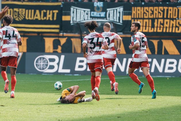 Deutschland: Fussball 3. Liga 2026 - 2027, 7. Spieltag - Alemannia Aachen vs Fortuna Düsseldorf - Tivoli (Aachen): rote Karte für Elias Egouli (Fortuna Düsseldorf, 44) nach Foul gegen Mika Schroers (Alemannia Aachen, 27) Copyright: xThiemoxRudolphx
