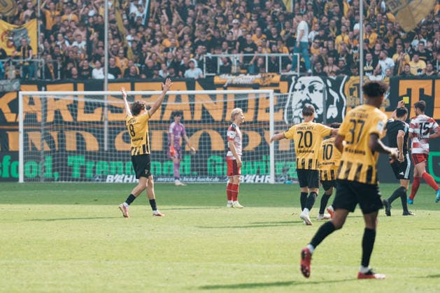 Deutschland: Fussball 3. Liga 2026 - 2027, 7. Spieltag - Alemannia Aachen vs Fortuna Düsseldorf - Tivoli (Aachen): rote Karte für Elias Egouli (Fortuna Düsseldorf, 44) nach Foul gegen Mika Schroers (Alemannia Aachen, 27), Proteste von Louis Köster Louis Koster (Alemannia Aachen, 8) Copyright: xThiemoxRudolphx