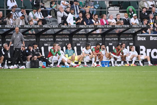 Gladbacher Trainerbank mit Interimstrainer Jan-Moritz Lichte (Borussia Moenchengladbach), li., und den Ersatzspielern 19.09.2026, Fussball 1. Bundesliga, Saison 2026 2027, 4. Spieltag, Borussia Mönchengladbach - 1. FSV Mainz 05 DFL regulations prohibit any use of photographs as image sequences and or quasi-video Moenchengladbach Ista-Borussia-Park Nordrhein Westfalen Deutschland