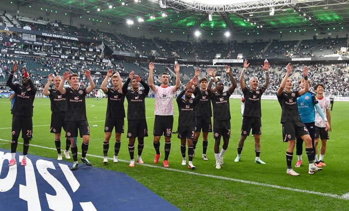 19.09.2026, xhbx, Fussball 1.Bundesliga, Borussia Moenchengladbach - 1.FSV Mainz 05 v.l. Spieler, Mannschaft von FSV Mainz 05 jubeln jubelt nach Spielende. (DFL DFB REGULATIONS PROHIBIT ANY USE OF PHOTOGRAPHS as IMAGE SEQUENCES and or QUASI-VIDEO) Moenchengladbach