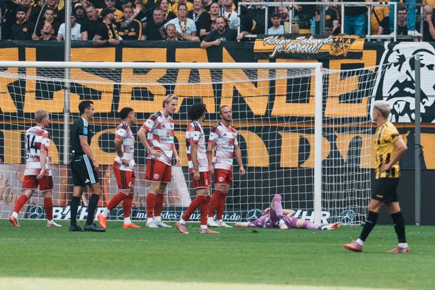 Deutschland: Fussball 3. Liga 2026 - 2027, 7. Spieltag - Alemannia Aachen vs Fortuna Düsseldorf - Tivoli (Aachen): Louis Lord (Fortuna Düsseldorf, 22) bleibt verletzt liegen nach Parade, Verletzung, Behandlung Copyright: xThiemoxRudolphx