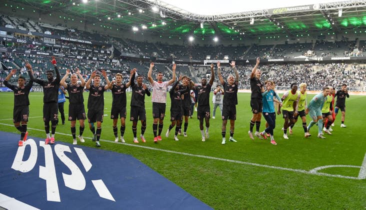 19.09.2026, xhbx, Fussball 1.Bundesliga, Borussia Moenchengladbach - 1.FSV Mainz 05 v.l. Spieler, Mannschaft von FSV Mainz 05 jubeln jubelt nach Spielende. (DFL DFB REGULATIONS PROHIBIT ANY USE OF PHOTOGRAPHS as IMAGE SEQUENCES and or QUASI-VIDEO) Moenchengladbach