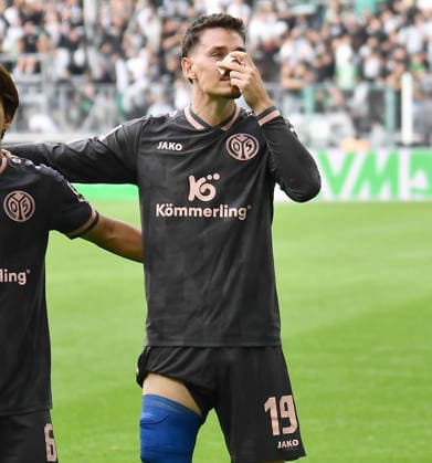 19.09.2026, xhbx, Fussball 1.Bundesliga, Borussia Moenchengladbach - 1.FSV Mainz 05 v.l. Anthony Caci (FSV Mainz 05) verletzt, Verletzung, (DFL DFB REGULATIONS PROHIBIT ANY USE OF PHOTOGRAPHS as IMAGE SEQUENCES and or QUASI-VIDEO) Moenchengladbach