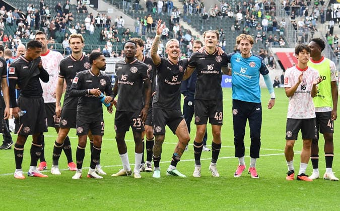 19.09.2026, xhbx, Fussball 1.Bundesliga, Borussia Moenchengladbach - 1.FSV Mainz 05 v.l. Spieler, Mannschaft von FSV Mainz 05 jubeln jubelt nach Spielende. (DFL DFB REGULATIONS PROHIBIT ANY USE OF PHOTOGRAPHS as IMAGE SEQUENCES and or QUASI-VIDEO) Moenchengladbach