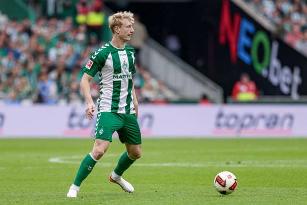 Oskar Wojcik (SV Werder Bremen, 3) am Ball, Freisteller, Einzelbild, Ganzkörper, Aktion, Action, Spielszene, DIE DFL-RICHTLINIEN UNTERSAGEN JEGLICHE NUTZUNG VON FOTOS ALS SEQUENZBILDER UND ODER VIDEOÄHNLICHE FOTOSTRECKEN. DFL REGULATIONS PROHIBIT ANY USE OF PHOTOGRAPHS AS IMAGE SEQUENCES AND OR QUASI-VIDEO., 19.09.2026, Bremen (Deutschland), Fussball, Bundesliga, SV Werder Bremen - FC Augsburg