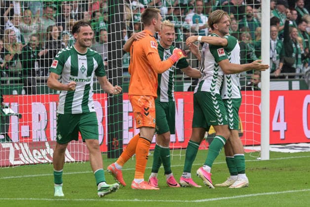 Schlusspfiff, Werder Bremen jubelt , SV Werder Bremen - FC Augsburg, Fussball, Bundesliga, DFL, 19.9.2026 DFB regulations prohibit any use of photographs as image sequences and or quasi-video Bremen Bremen Deutschland
